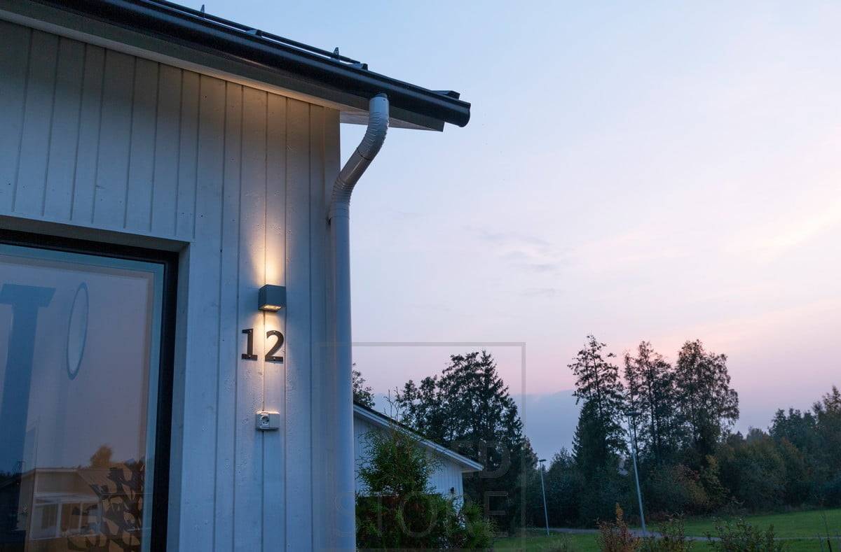 Aplique CUBIC OUT 2 de exterior para iluminar el número de la casa y la fachada.